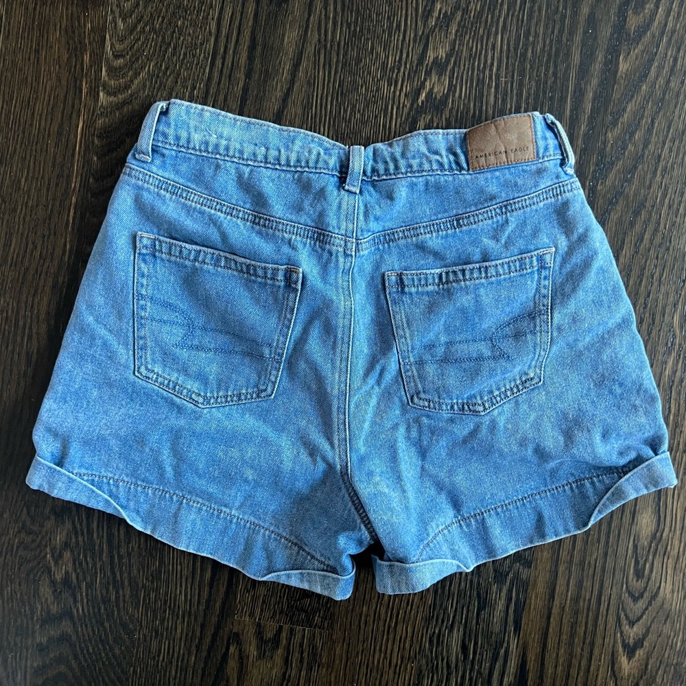American Eagle Mom Pleated High Rise Jean Shorts Size 4 - Picture 3 of 4